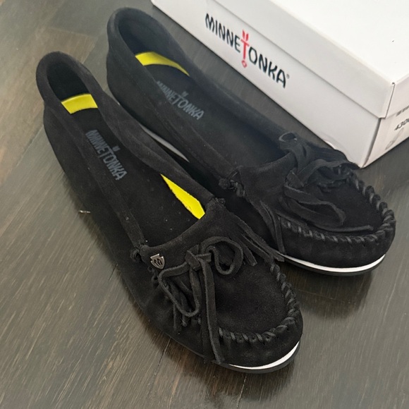 Minnetonka Women's Classic Black Moccasins - Picture 1 of 6